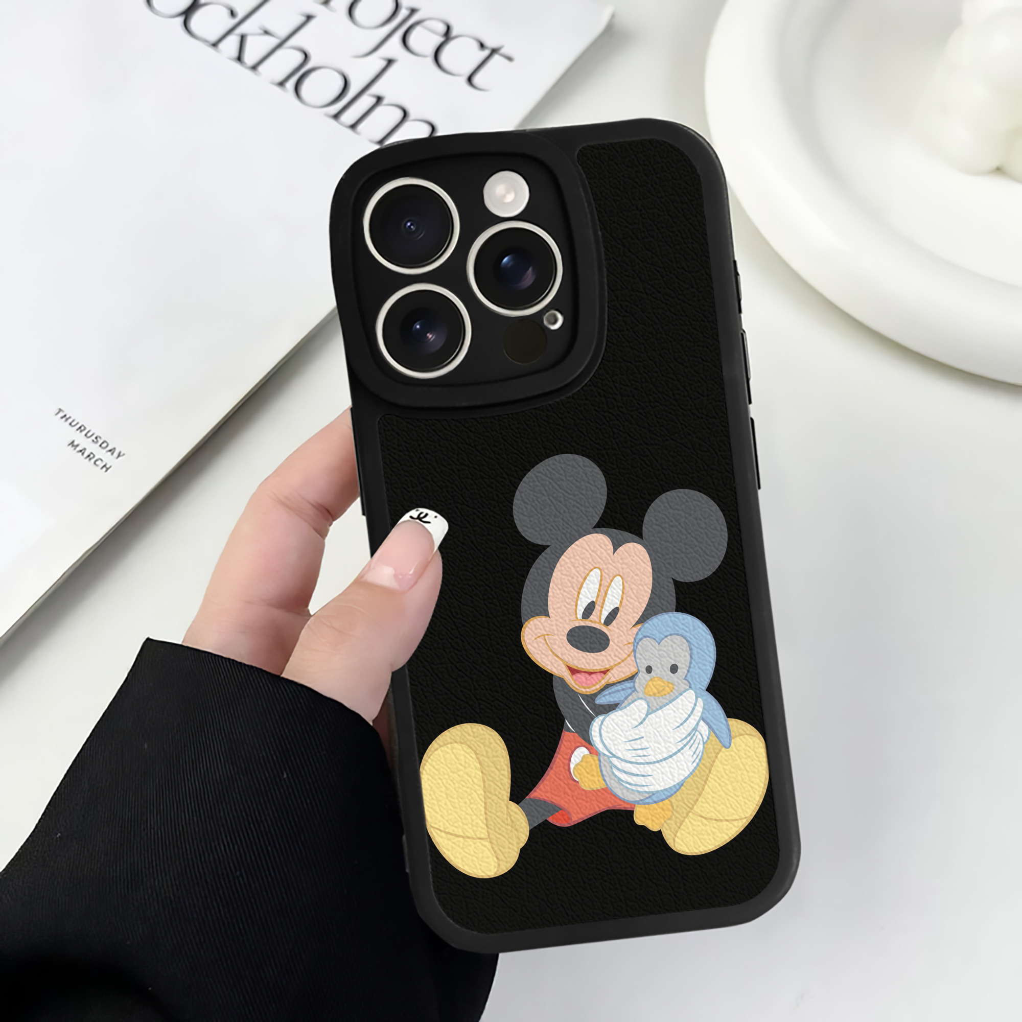 （画像用） ミッキーマウス Mickey Mouse 【iPhone 16シリーズ対応】シリコンスマホケース（レザー調） 材質：シリコン